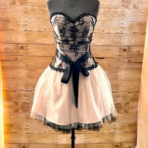 Jessica McClintock Black lace & champagne tulle strapless dress. Size 5.